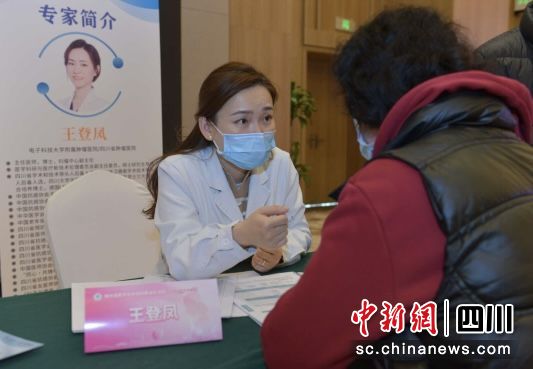 活动现场,女性市民前来咨询女性健康问题。何佳欣 摄 活动现场,女性市民前来咨询女性健康问题。何佳欣 摄