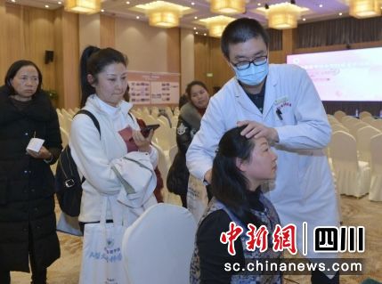 活动现场,女性市民现场体验。何佳欣 摄 活动现场,女性市民现场体验。何佳欣 摄