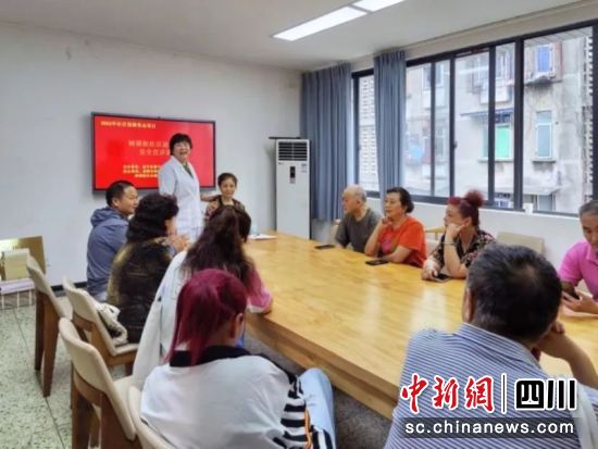 正在给大家进行详细讲解。何镜 摄 正在给大家进行详细讲解。何镜 摄