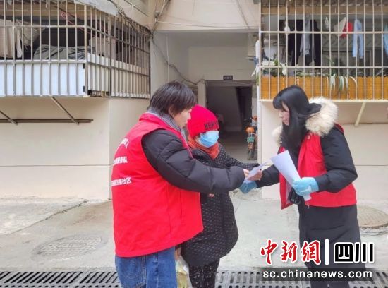 深入到居民小区里工作。何镜 摄 深入到居民小区里工作。何镜 摄