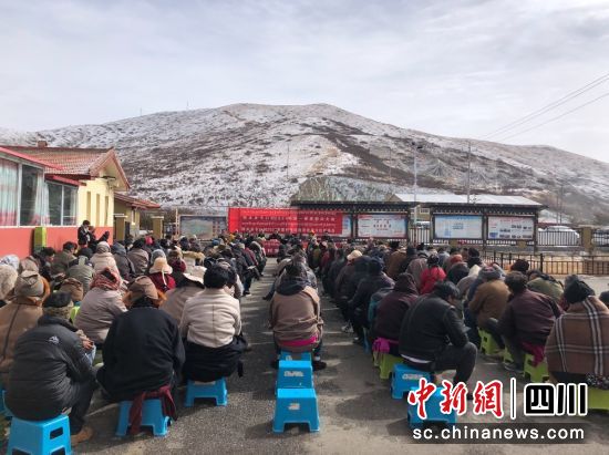 分发草料现场。红原县委宣传部供图 分发草料现场。红原县委宣传部供图