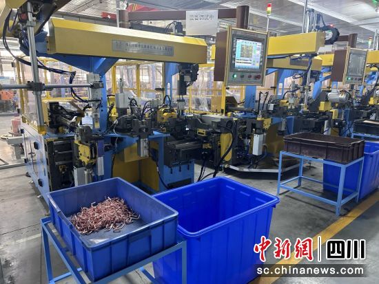 虹新制冷公司全自动生产线。 游仙区委宣传部供图 虹新制冷公司全自动生产线。 游仙区委宣传部供图