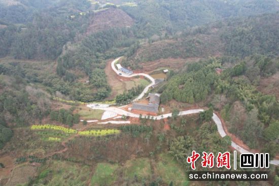 在观音镇吉祥村,蜿蜒盘旋的公路串联着各家各户。罗晏婷 摄 在观音镇吉祥村,蜿蜒盘旋的公路串联着各家各户。罗晏婷 摄