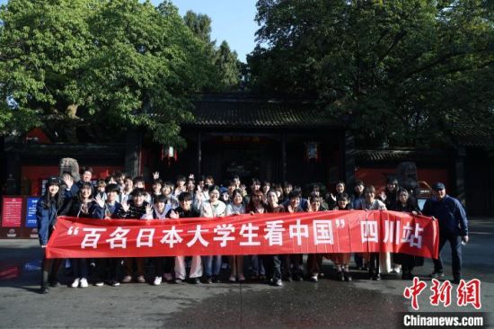 3月11日,39名日本大学生走进成都武侯祠博物馆了解中国历史。 邱川浩 摄 3月11日,39名日本大学生走进成都武侯祠博物馆了解中国历史。 邱川浩 摄