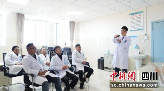 图为李国庆(右一)在盐源县人民医院。盐源县人民医院 供图 图为李国庆(右一)在盐源县人民医院。盐源县人民医院 供图