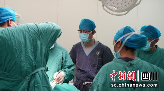 图为李国庆(中)在盐源县人民医院。盐源县人民医院 供图 图为李国庆(中)在盐源县人民医院。盐源县人民医院 供图