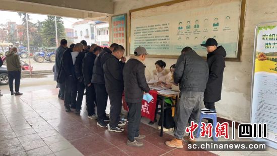 工作人员与村民一起卸装肥料。人保财险四川省分公司供图 工作人员与村民一起卸装肥料。人保财险四川省分公司供图