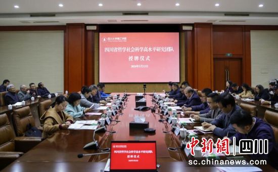 授牌仪式现场。彭勇摄 授牌仪式现场。彭勇摄