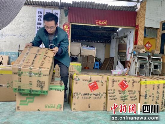 快递小哥严杰为茶叶加工商打包茶叶。申云肖 摄 快递小哥严杰为茶叶加工商打包茶叶。申云肖 摄