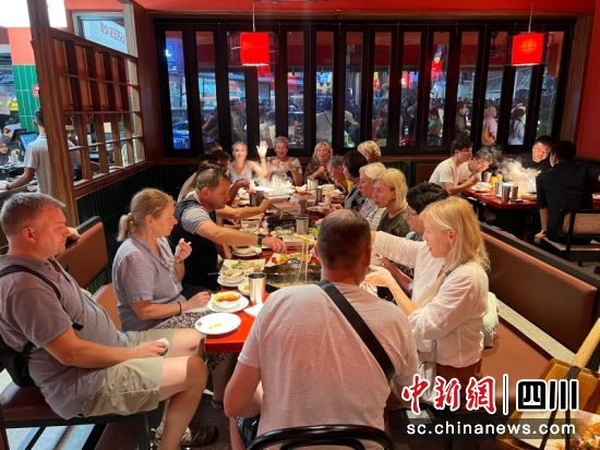 外国消费者正在一起吃青羊美食。陈静 摄 外国消费者正在一起吃青羊美食。陈静 摄