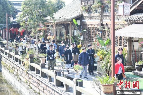 13日,日本大学生走进位于四川崇州的街子古镇。记者 张浪 摄 13日,日本大学生走进位于四川崇州的街子古镇。记者 张浪 摄