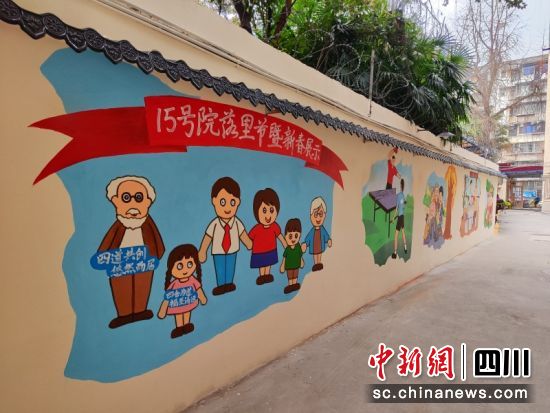 把院子里的美好生活场景画在墙上。陈静 摄 把院子里的美好生活场景画在墙上。陈静 摄