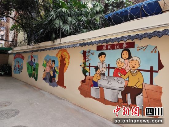 把院子里的美好生活场景画在墙上。陈静 摄 把院子里的美好生活场景画在墙上。陈静 摄
