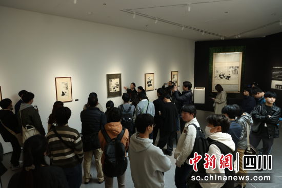 12日,“百名日本大学生看中国”活动走进成都东部新区。邱川浩 摄 12日,“百名日本大学生看中国”活动走进成都东部新区。邱川浩 摄