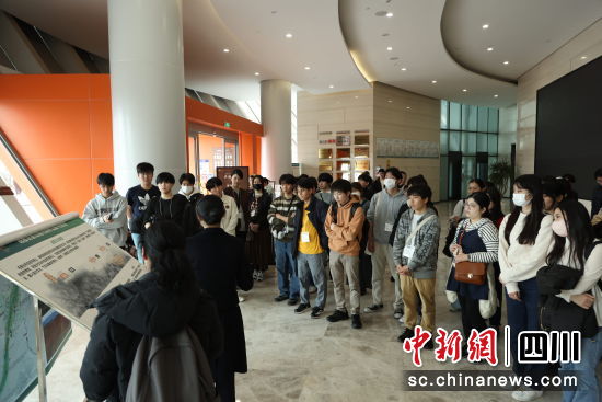 12日,“百名日本大学生看中国”活动走进成都东部新区。邱川浩 摄 12日,“百名日本大学生看中国”活动走进成都东部新区。邱川浩 摄