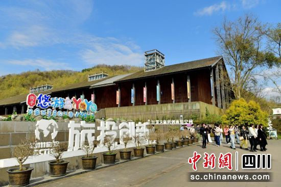 13日,日本大学生走进位于四川崇州的街子古镇。张浪 摄 13日,日本大学生走进位于四川崇州的街子古镇。张浪 摄