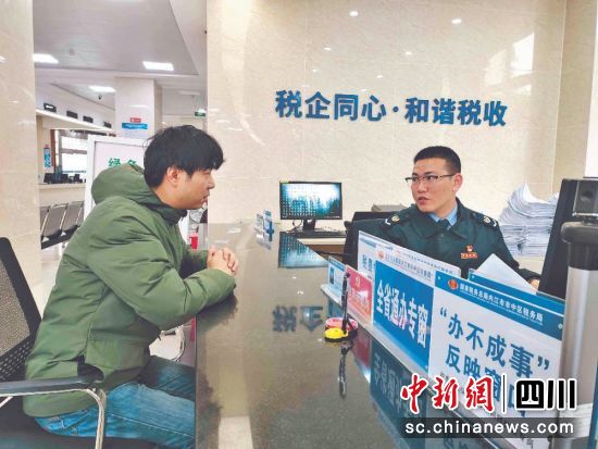 办税现场。陈莉萍 摄 办税现场。陈莉萍 摄