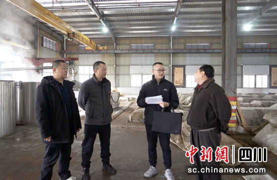 收集企业发展需求。 绵竹市融媒体中心供图 收集企业发展需求。 绵竹市融媒体中心供图