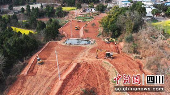 挖掘机正在进行田块整治。 旌阳区融媒体中心供图 挖掘机正在进行田块整治。 旌阳区融媒体中心供图