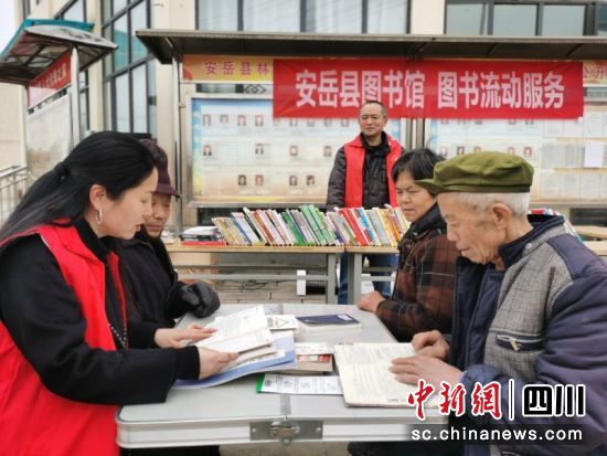 “流动图书馆”走进麒凤社区。潘政吉 摄 “流动图书馆”走进麒凤社区。潘政吉 摄