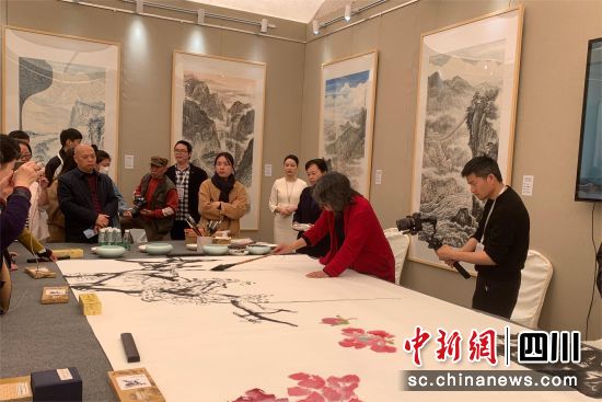 现场作画。郫都区融媒体中心 供图 现场作画。郫都区融媒体中心 供图
