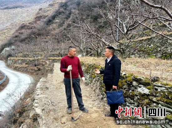 组织纪检监察干部深入田间地头护春耕。汶川县委宣传部供图 组织纪检监察干部深入田间地头护春耕。汶川县委宣传部供图