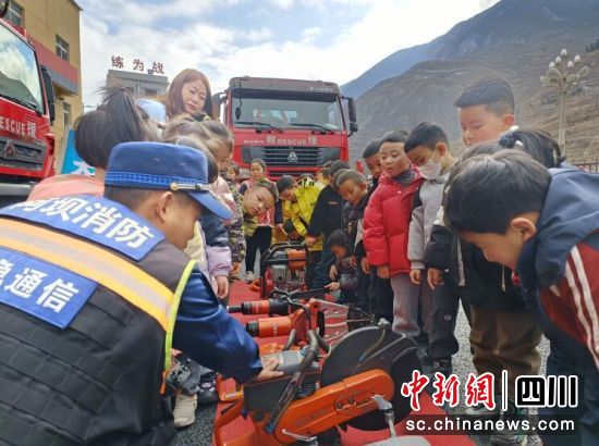 萌娃沉浸式体验消防设备。汶川县委宣传部供图 萌娃沉浸式体验消防设备。汶川县委宣传部供图