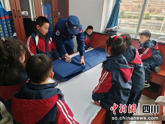 萌娃沉浸式体验消防设备。汶川县委宣传部供图 萌娃沉浸式体验消防设备。汶川县委宣传部供图