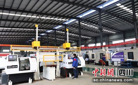 宇天真空自动化车床加工线。廖桂华 摄 宇天真空自动化车床加工线。廖桂华 摄