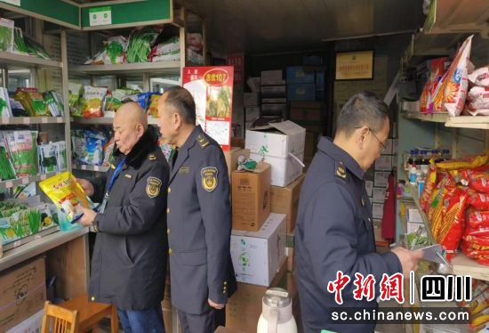 执法人员在检查农资产品。旺苍县农业农村局 供 执法人员在检查农资产品。旺苍县农业农村局 供