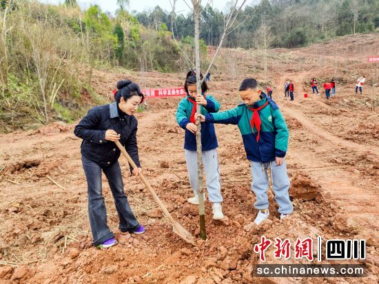 植树活动现场。(天府新区永兴街道 供图) 植树活动现场。(天府新区永兴街道 供图)