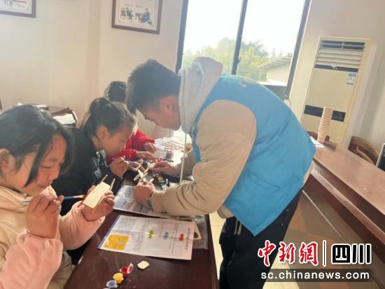 科技馆志愿者指导孩子们。郑悦梅 摄 科技馆志愿者指导孩子们。郑悦梅 摄