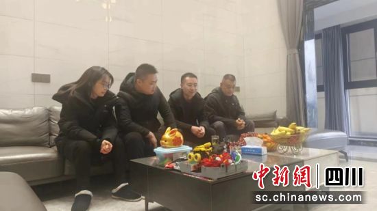 筠连县国有企业纪工委针对“关键少数”开展廉政家访。 曾倩 摄 筠连县国有企业纪工委针对“关键少数”开展廉政家访。 曾倩 摄