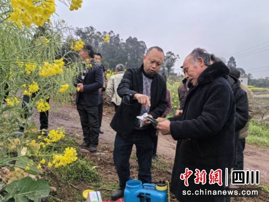 工作人员正指导农户如何管理。钟晓梅 摄 工作人员正指导农户如何管理。钟晓梅 摄