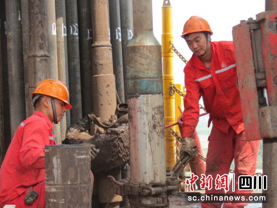 员工坚守钻井平台正在作业。习天宇 摄 员工坚守钻井平台正在作业。习天宇 摄