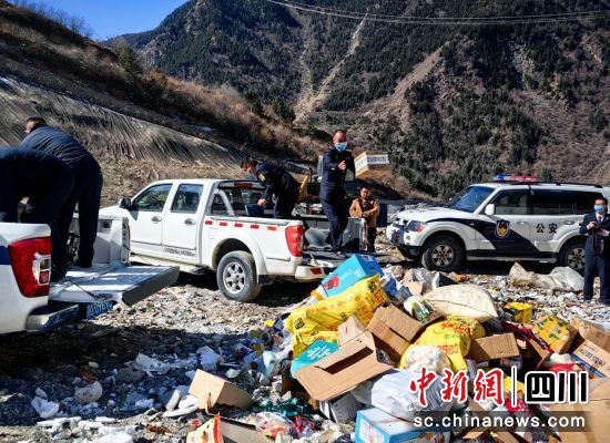 集中销毁假冒伪劣物品。松潘县委宣传部供图 集中销毁假冒伪劣物品。松潘县委宣传部供图