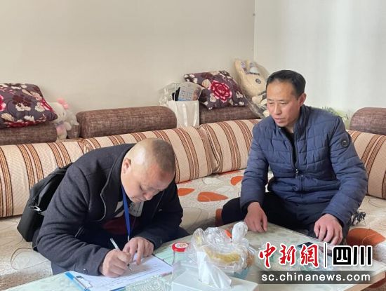 网格员上门服务暖人心。壤塘县委宣传部供图 网格员上门服务暖人心。壤塘县委宣传部供图