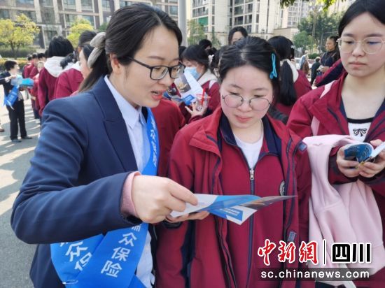 “进校园”活动现场。瑞中保险川分 供图 “进校园”活动现场。瑞中保险川分 供图