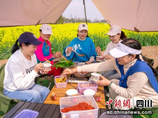 游客在花田里吃火锅。 什邡市委宣传部供图 游客在花田里吃火锅。 什邡市委宣传部供图