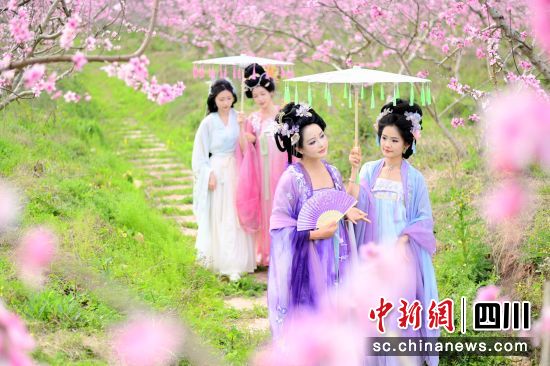 前来打卡拍照的游客众多。(简阳市文化体育和旅游局 供图) 前来打卡拍照的游客众多。(简阳市文化体育和旅游局 供图)