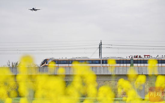 2024年3月17日,一辆电客车首次在成都轨道交通资阳线上全线进行接触网热滑试验。 2024年3月17日,一辆电客车首次在成都轨道交通资阳线上全线进行接触网热滑试验。