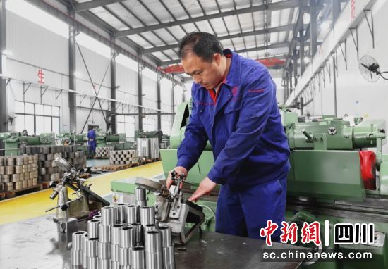 在四川永益缘公司1号生产车间,工作人员正在进行质量抽检工作。廖桂华摄 在四川永益缘公司1号生产车间,工作人员正在进行质量抽检工作。廖桂华摄