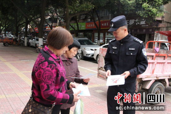 民警向群众讲解如何防范非法集资。 梓潼县公安局供图 民警向群众讲解如何防范非法集资。 梓潼县公安局供图