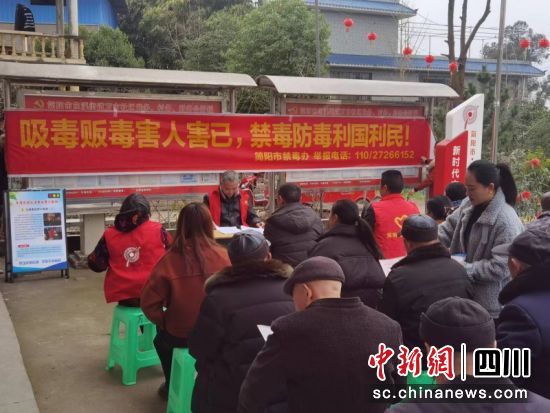 东溪街道开展禁毒宣传进社区活动。吴蝶 摄 东溪街道开展禁毒宣传进社区活动。吴蝶 摄