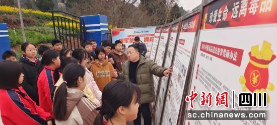 涌泉镇组织学生参观禁毒教育基地。吴蝶 摄 涌泉镇组织学生参观禁毒教育基地。吴蝶 摄
