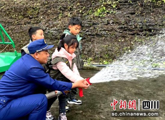 孩子们走进消防站体验消防设备。汶川县委宣传部供图 孩子们走进消防站体验消防设备。汶川县委宣传部供图