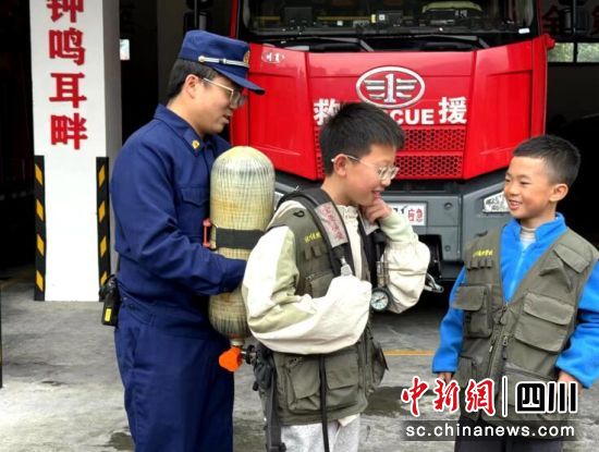孩子们走进消防站体验消防设备。汶川县委宣传部供图 孩子们走进消防站体验消防设备。汶川县委宣传部供图