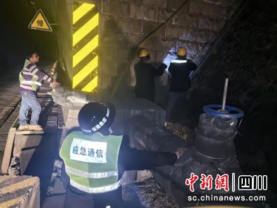 中国电信甘孜分公司抢险人员在架设光缆保障通信。中国电信四川公司供图 中国电信甘孜分公司抢险人员在架设光缆保障通信。中国电信四川公司供图