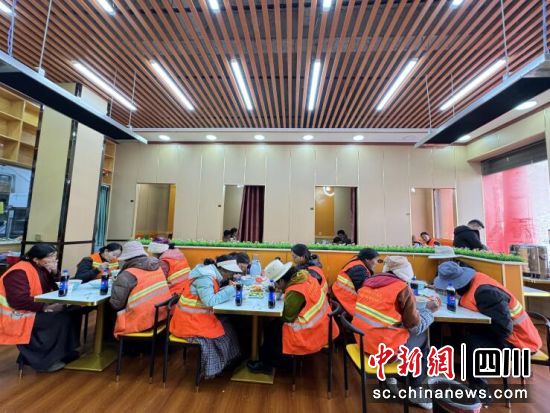 环卫工免费品尝美味牛肉面。壤塘县委宣传部供图 环卫工免费品尝美味牛肉面。壤塘县委宣传部供图