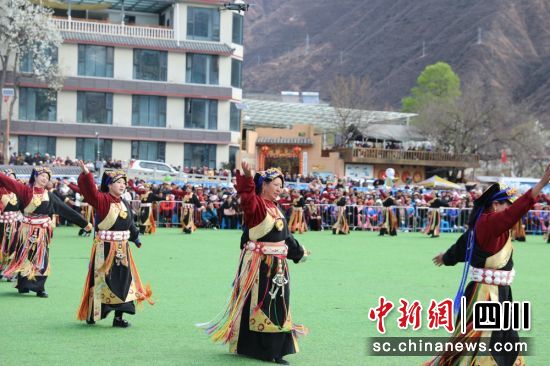 锅庄展演活动现场。金川县委宣传部供图 锅庄展演活动现场。金川县委宣传部供图